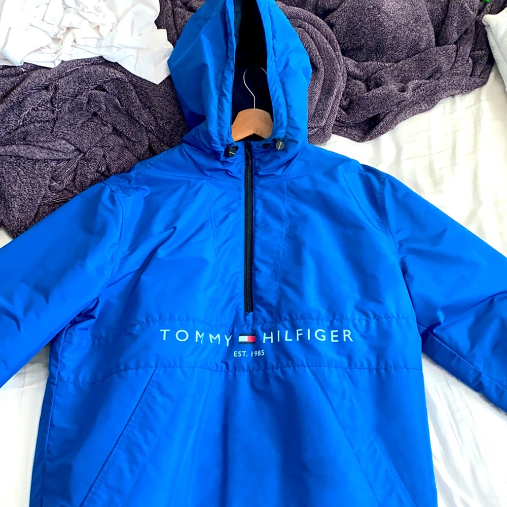 Tommy Hilfiger hooded windbreaker no signs of wear